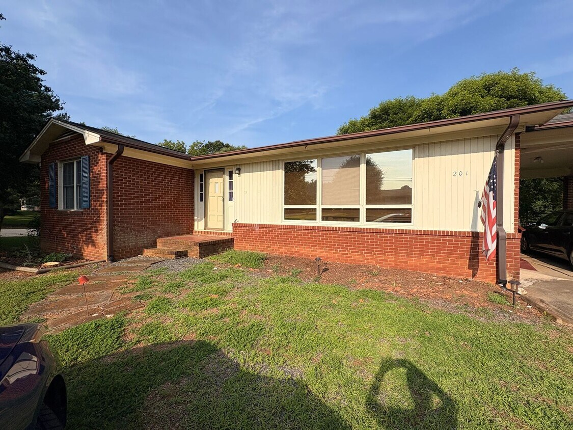Foto principal - Charming 4-Bedroom Home with Basement and ...