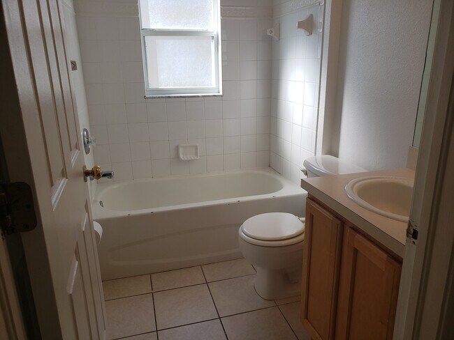 Building Photo - Beautifully laid out 3Beds/2Bath Home/ wit...