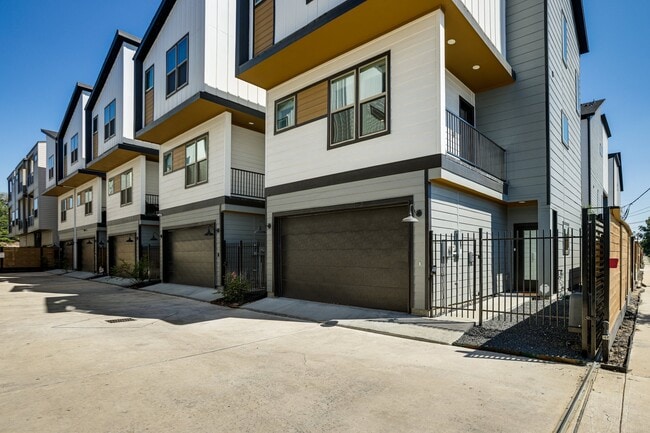 Building Photo - 2339 Eagle St