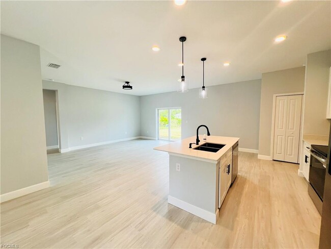 Building Photo - 2718 Helen Cir