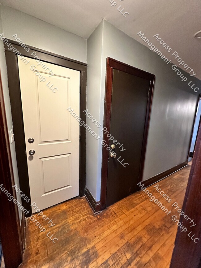 Building Photo - SE Side Upper 3 Bedroom Spacious Unit