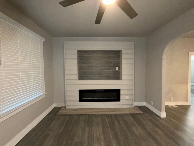 Building Photo - Lovely 2 Bedroom / 1 Bath for Rent - Section 8 Welcome