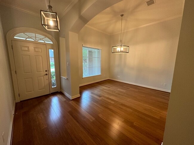 Building Photo - Gorgeous Updated 3 Bedroom Home