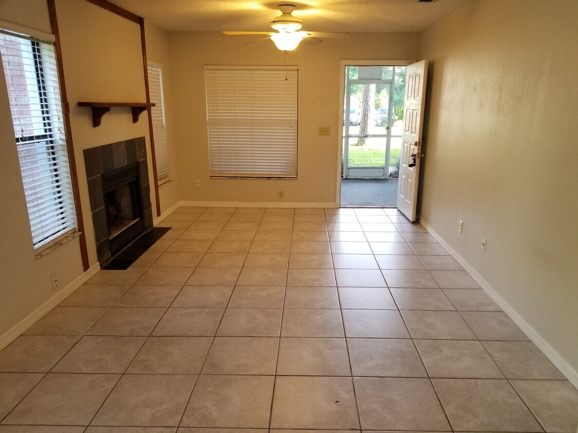 Living room - 1701 Northlake Dr
