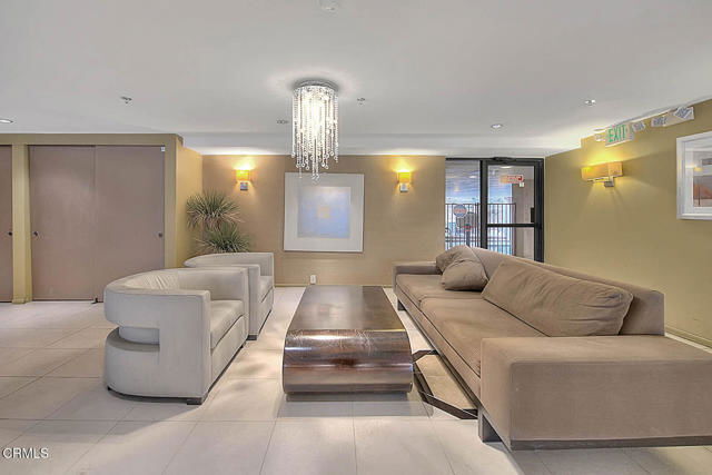 Building Photo - 137 S Palm Dr