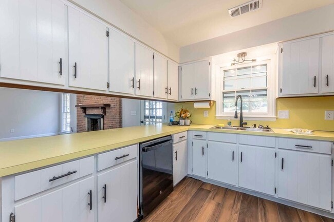 Building Photo - 3925 Biltmore Dr