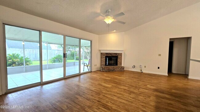 Foto del edificio - 8636 Charlesgate Cir N