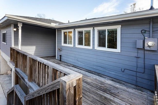 Building Photo - 307 Lakeside Dr