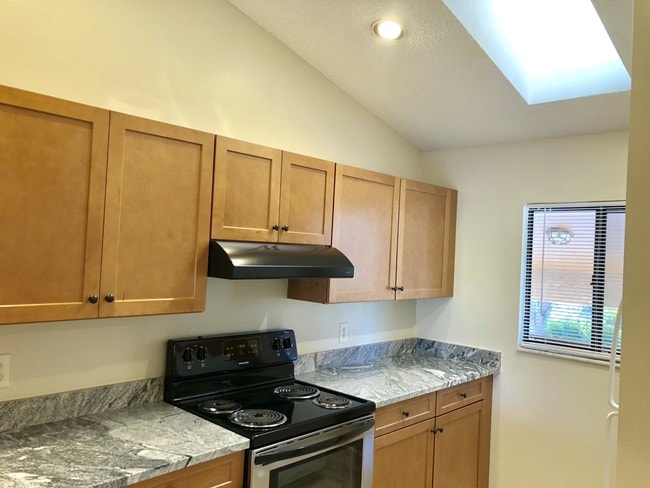 Building Photo - 2565 SW 22nd Ave