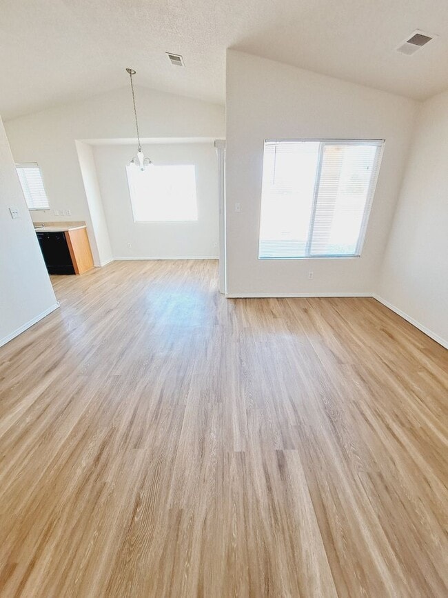 Building Photo - 3 bed 2 bath home in Huning Ranch. Great Yard