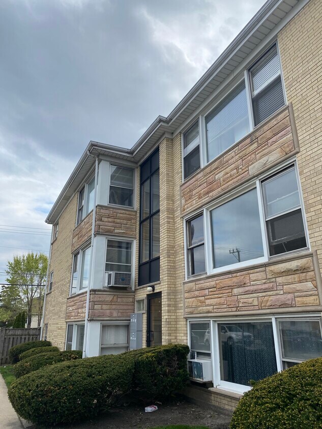 Foto principal - 6801 W Montrose Ave