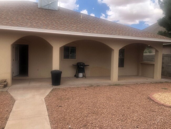 Building Photo - Beautiful 3 bedroom 3 bath home!