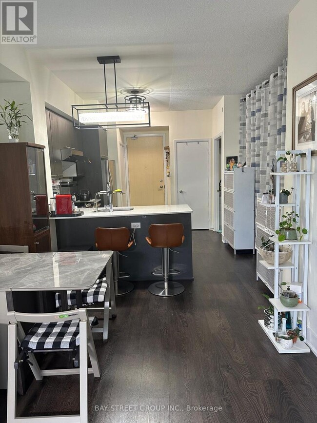 Building Photo - 30 Roehampton Ave