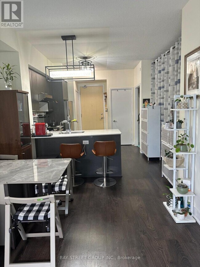 Photo du bâtiment - 30 Roehampton Ave