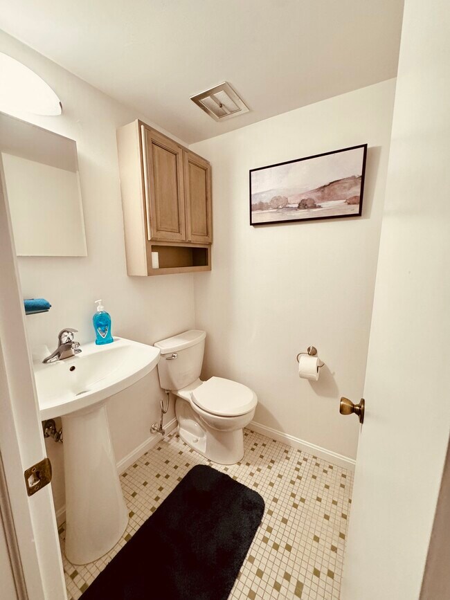 Building Photo - 7025 Carriage Hill Dr
