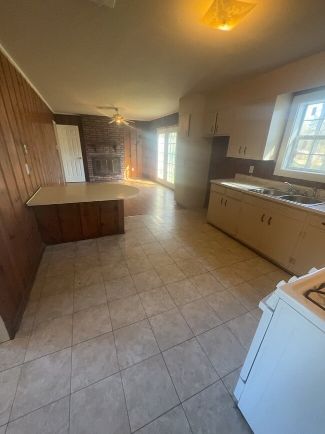 Foto del edificio - 905 Raymond Rd