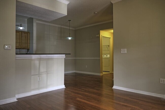 Building Photo - The Capri at Hunters Creek