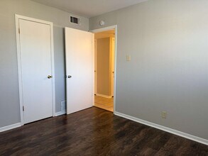 Building Photo - 2102 5th Ave N