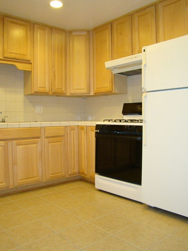 Building Photo - Single family 2 bedroom 1 bath, washer/dryer in unit