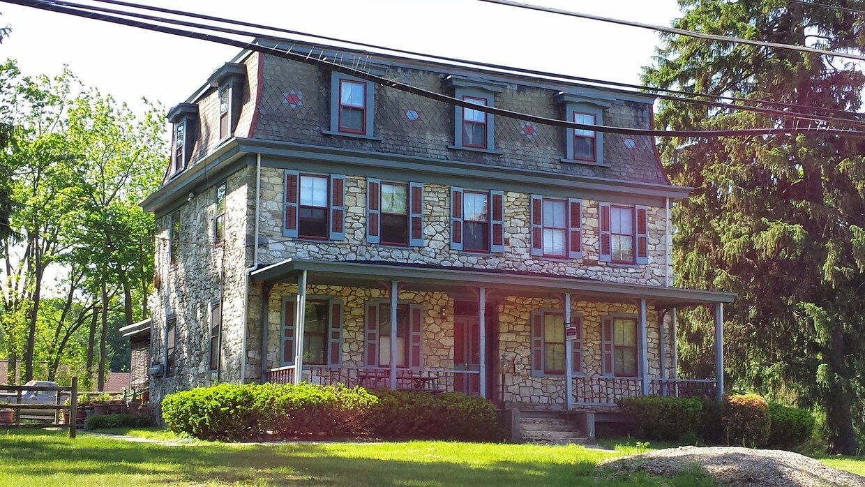 1 Arlington Ave, Malvern, PA 19355 Condo for Rent in Malvern, PA