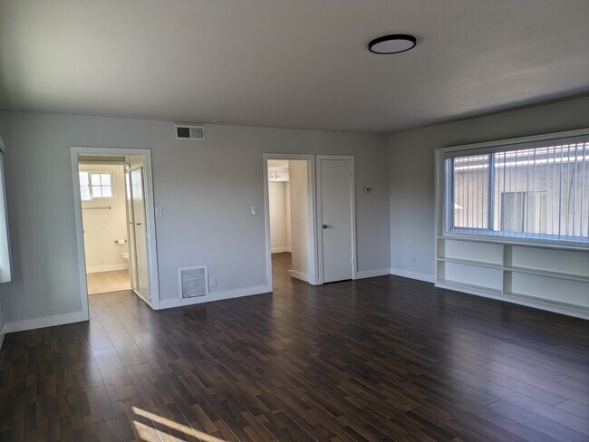 Building Photo - 17032 Burbank Blvd