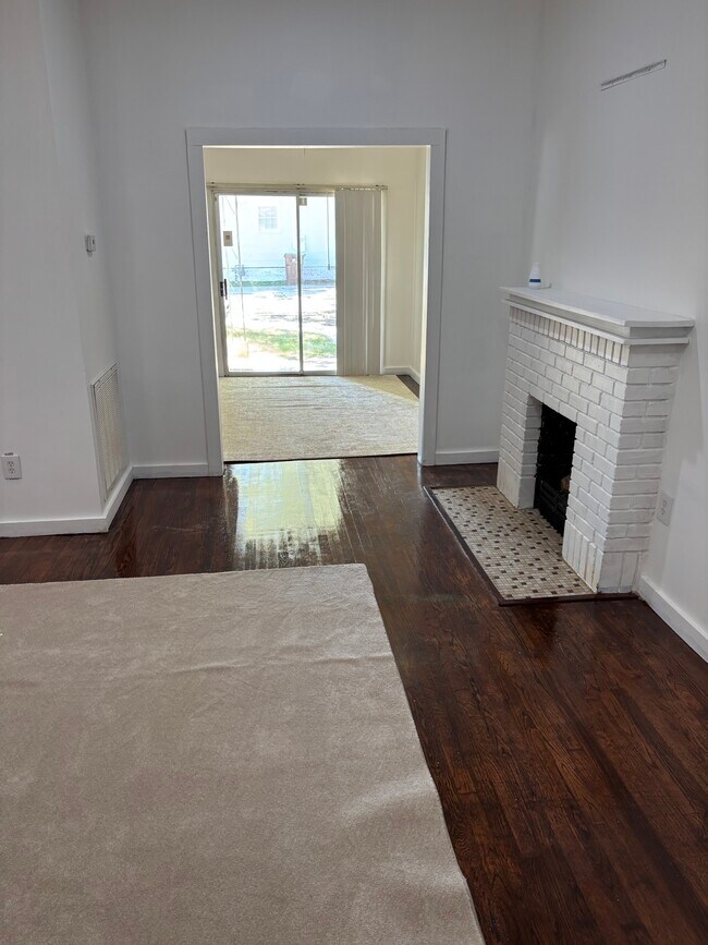 Área de comedor que se une a la sala de estar - 147 Lestrade Pl