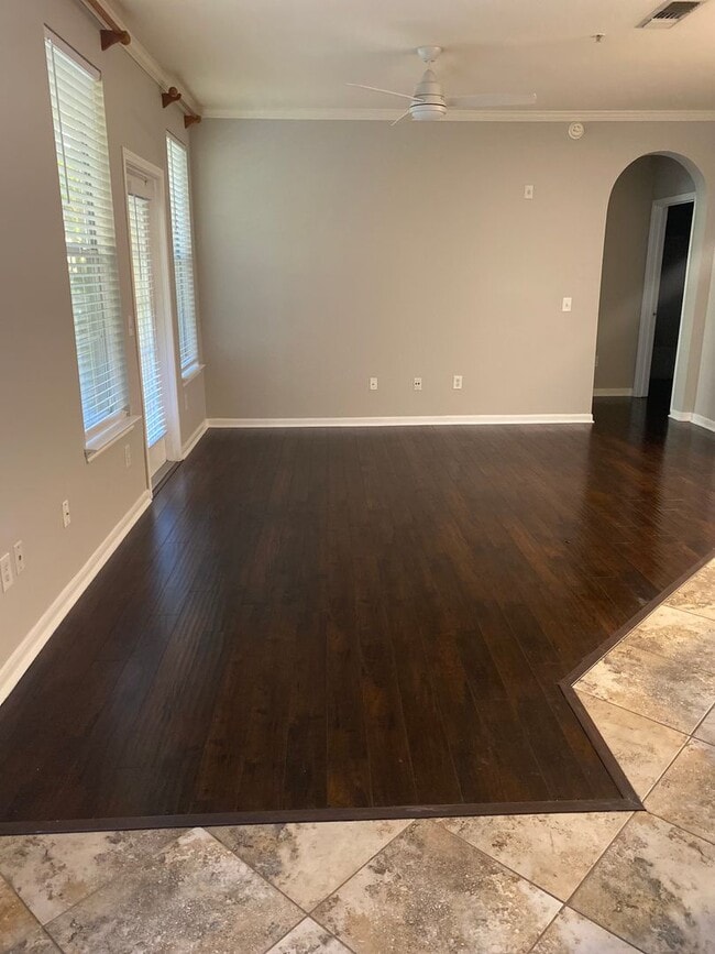 Building Photo - Large Downtown 1 bedroom with Pool View!