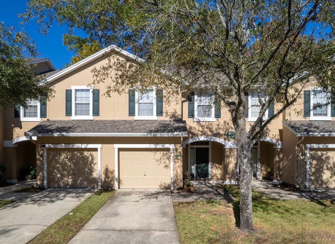 Foto principal - Charming 3BR Townhouse with Garage & Priva...