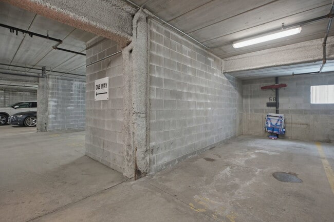 Building Photo - 2327 W Wolfram St