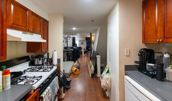 Building Photo - Beautiful 2 bedroom Bi level unit