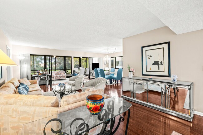Building Photo - 5687 Fairway Park Dr
