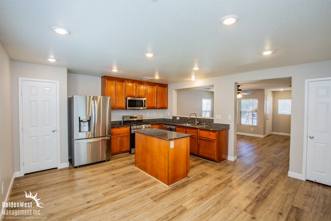 Building Photo - Spacious and Beautiful 3Bdm 2.5Ba!