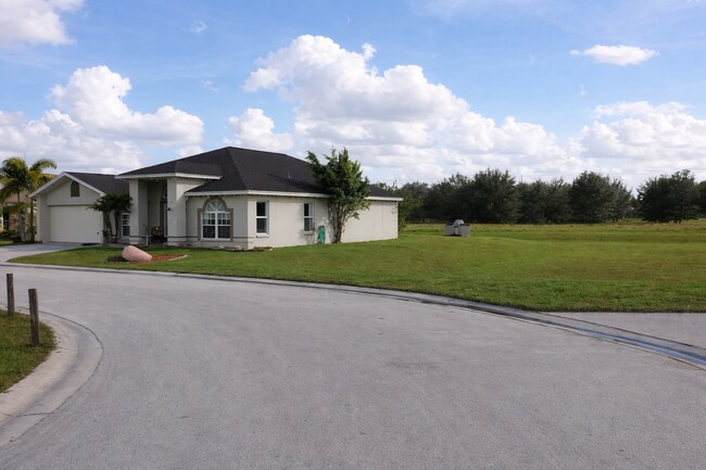 Building Photo - 7166 Summit Dr