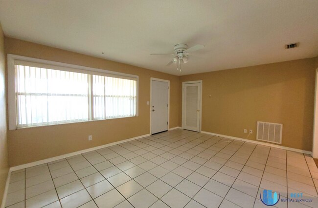 Foto del edificio - LARGE 3 Bedroom, 2 Bath Home with 1 Car Ga...