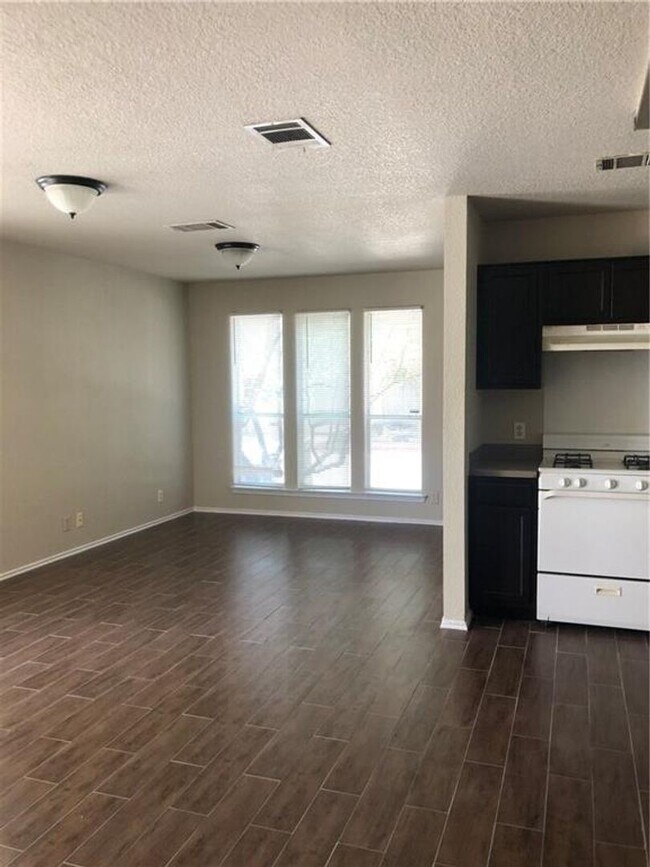 Building Photo - Cute 2 bedroom / 1 bathroom house with fen...