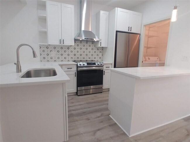 Building Photo - 1307 Kinney Ave