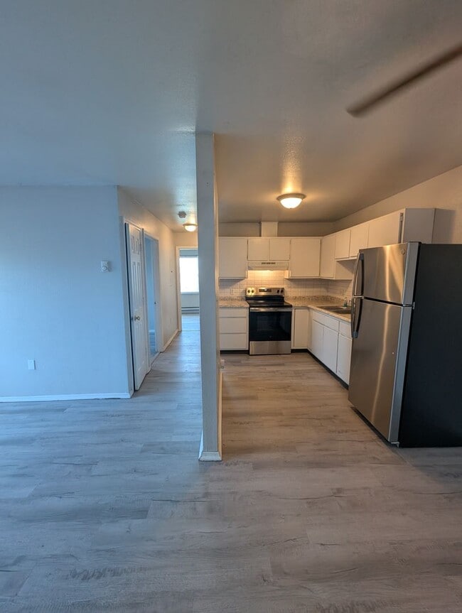 Building Photo - Updated 2 Bedroom Ground Level Apartment