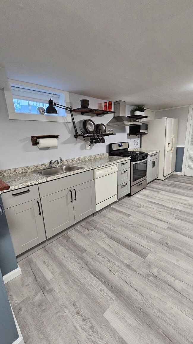 Eat-In Kitchen - 242 Collfield Ave