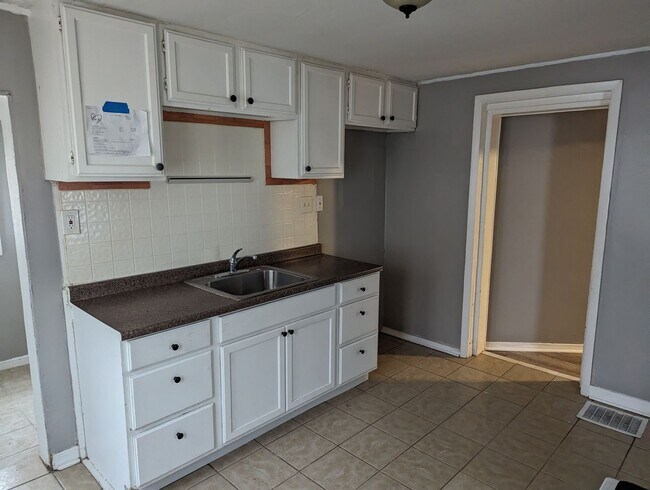 Building Photo - Beautiful Rent Ready 2 Bed 1 Bath Home!