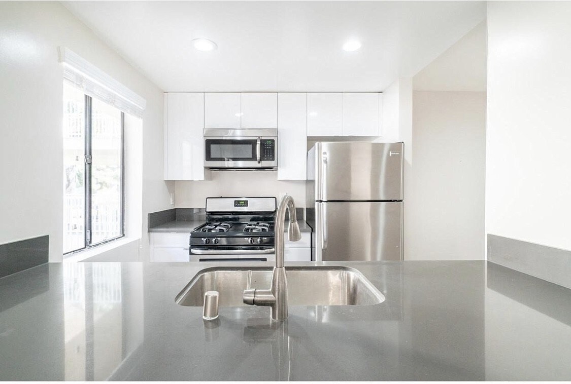 Foto principal - 1535 N Kenmore Ave