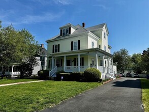 Building Photo - 17 Maple St