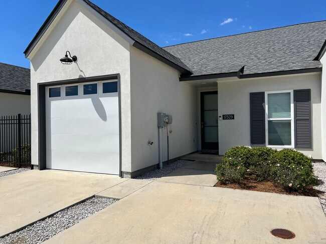 Foto del edificio - Spacious Two Bedroom Townhouse off Jeffers...