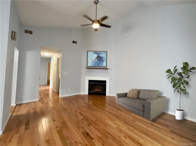 Foto del edificio - 2211 Whispering Hills Dr