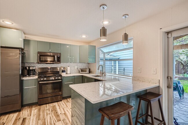 Foto del edificio - Beautiful 5 BDR Louisville Home/ Private Backyard