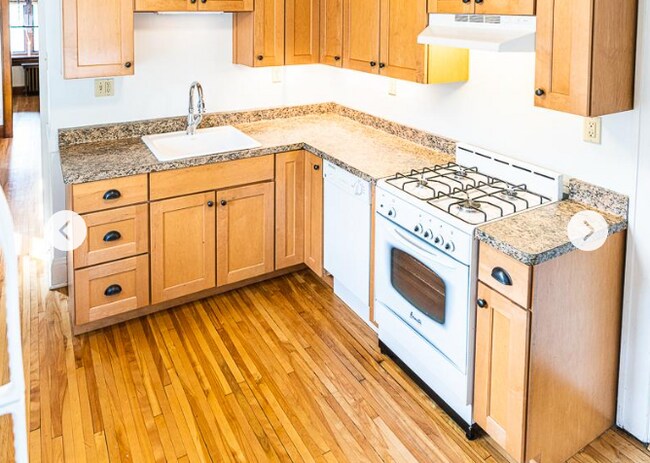 Kitchen - 1905 Chelton Ave W