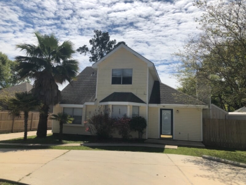 Primary Photo - 90 Maison Dr