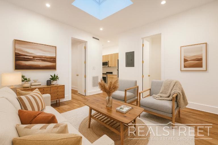 Foto principal - Modern Renovated 2BR with Skylight & Private Balcony in Prime Crown Heights