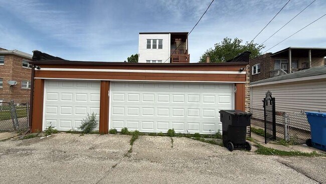 Foto del edificio - 8210 S Marshfield Ave