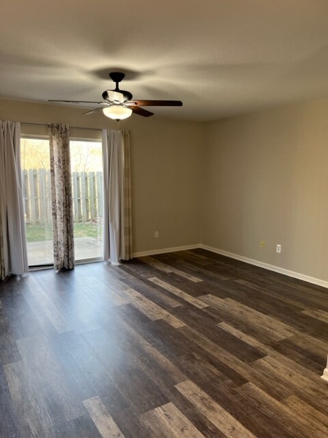 Living - 807 Woodside Creek Dr