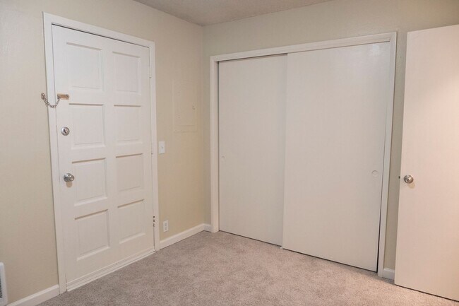 Foto del edificio - Inviting Two-Bedroom Nestled in the Heart ...